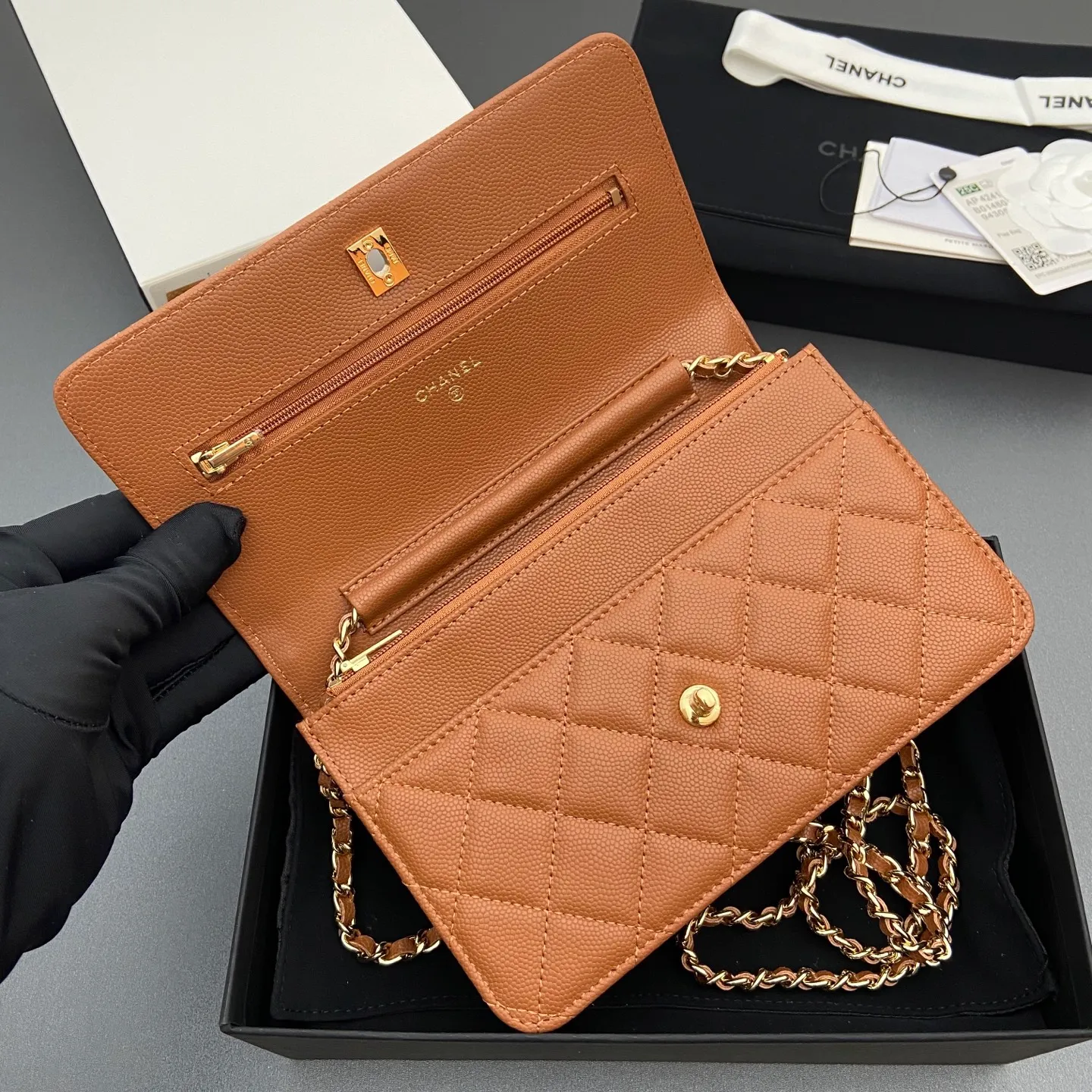 Xiaoxiang imported Italian caviar calfskin [upgraded version] Item number: A4241 Price: 700 Size: w20×h13×d3.5cm Color: Caramel color fine ball pattern golden steel mark