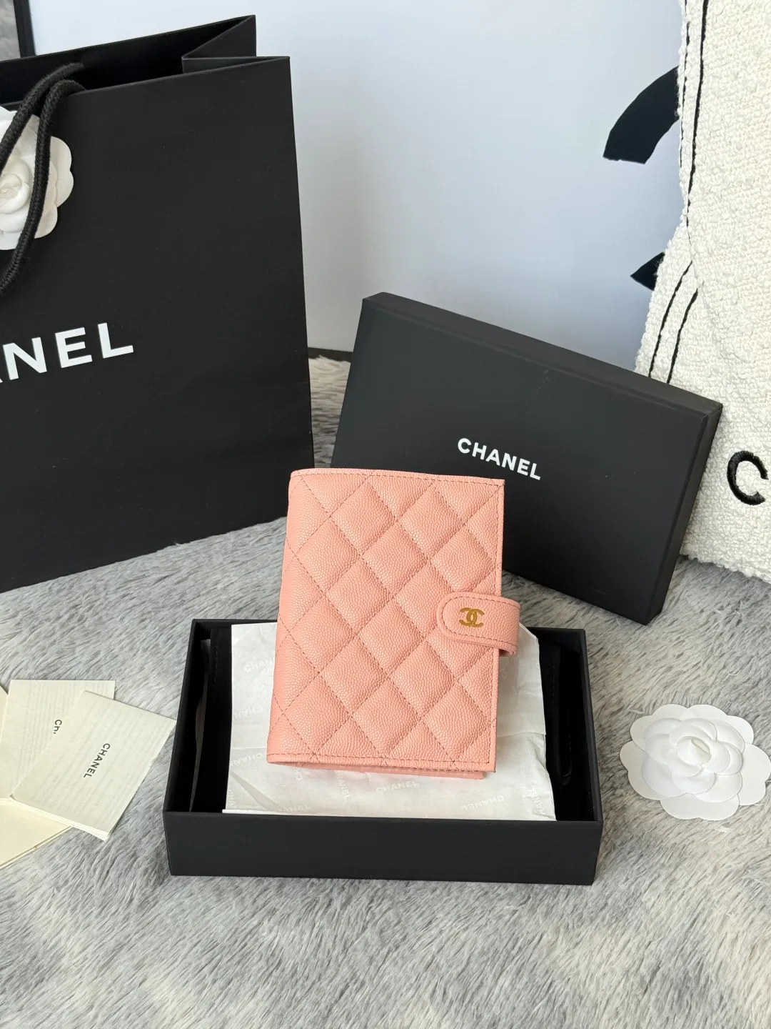 💰440💰4050 New product launched Passport wallet 2-in-1 passport holder that can hold cash, credit card and passport. CHANEL multifunctional passport holder, original quality, imported caviar, cowhide, color as shown in the picture, exclusive real shot, this design may also enter the classic series in the future. Style number: AP6392 Size: 15*10*3cm.