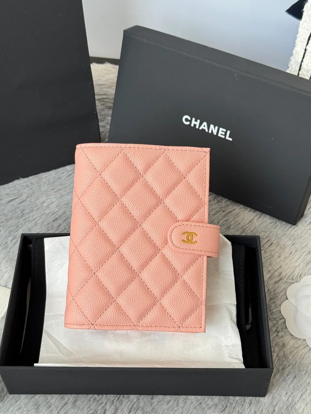💰440💰4050 New product launched Passport wallet 2-in-1 passport holder that can hold cash, credit card and passport. CHANEL multifunctional passport holder, original quality, imported caviar, cowhide, color as shown in the picture, exclusive real shot, this design may also enter the classic series in the future. Style number: AP6392 Size: 15*10*3cm.