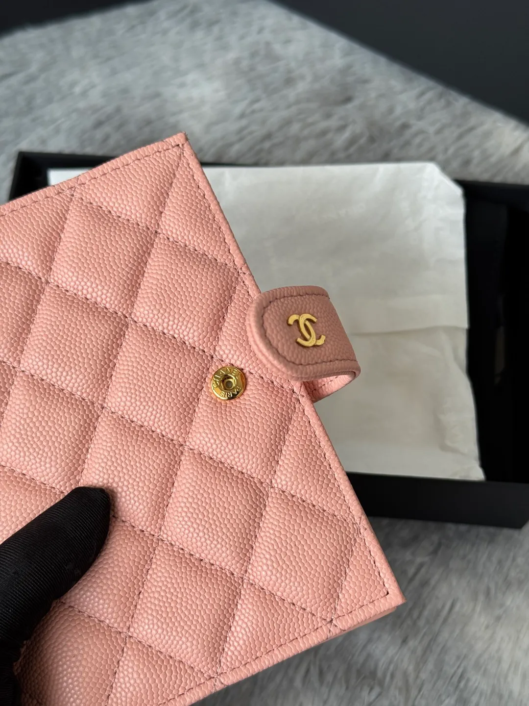 💰440💰4050 New product launched Passport wallet 2-in-1 passport holder that can hold cash, credit card and passport. CHANEL multifunctional passport holder, original quality, imported caviar, cowhide, color as shown in the picture, exclusive real shot, this design may also enter the classic series in the future. Style number: AP6392 Size: 15*10*3cm.