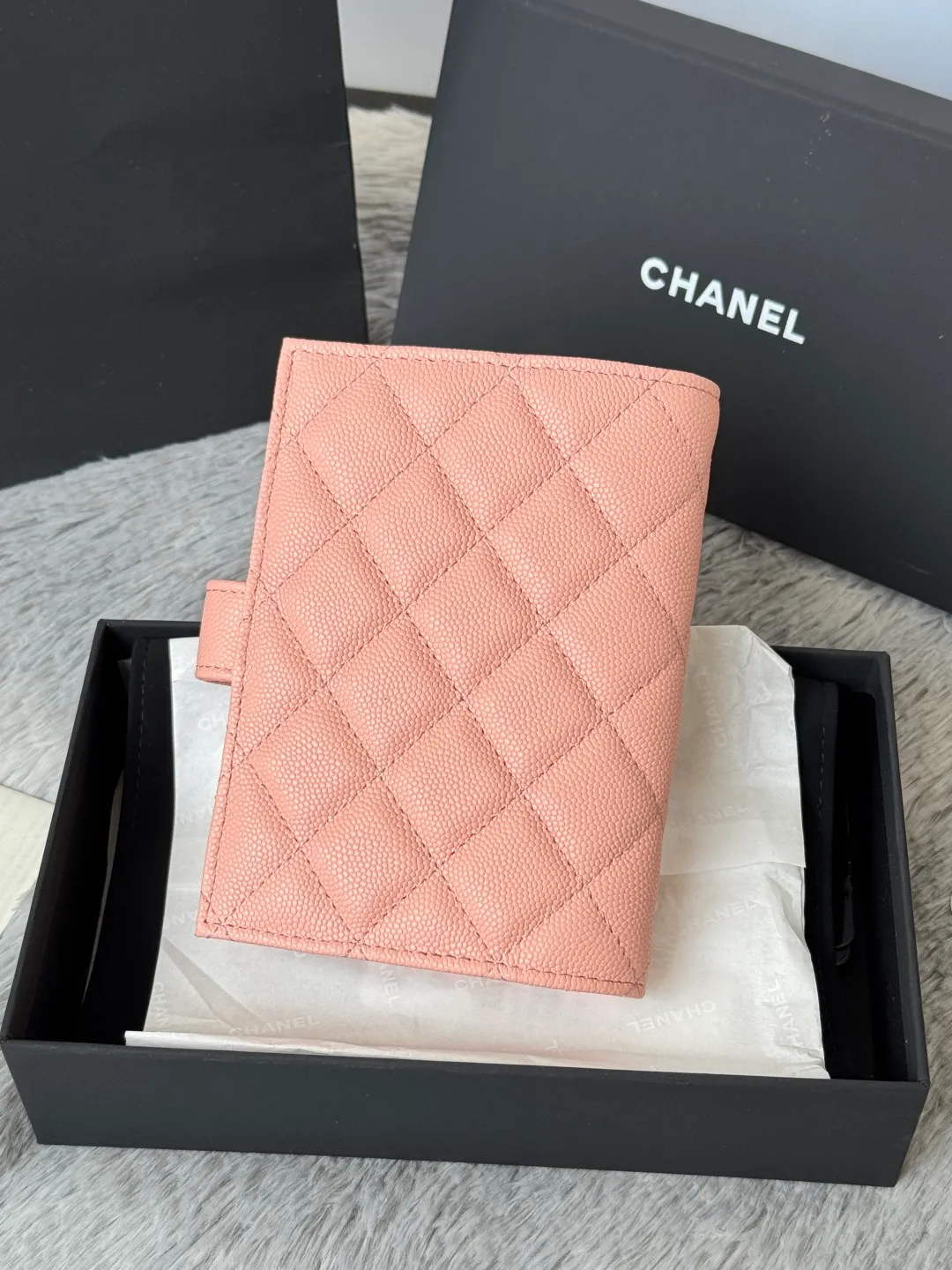💰440💰4050 New product launched Passport wallet 2-in-1 passport holder that can hold cash, credit card and passport. CHANEL multifunctional passport holder, original quality, imported caviar, cowhide, color as shown in the picture, exclusive real shot, this design may also enter the classic series in the future. Style number: AP6392 Size: 15*10*3cm.