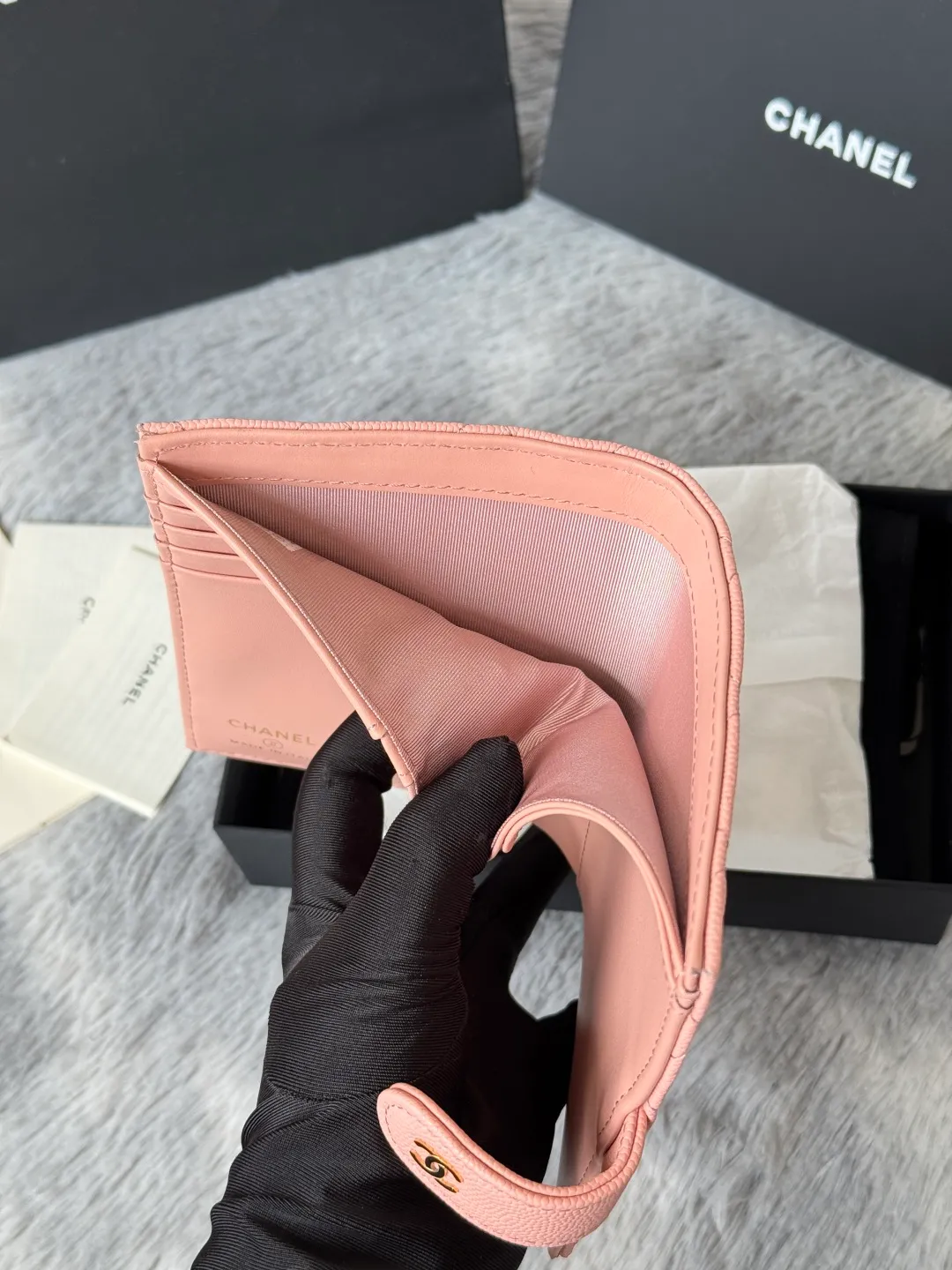 💰440💰4050 New product launched Passport wallet 2-in-1 passport holder that can hold cash, credit card and passport. CHANEL multifunctional passport holder, original quality, imported caviar, cowhide, color as shown in the picture, exclusive real shot, this design may also enter the classic series in the future. Style number: AP6392 Size: 15*10*3cm.