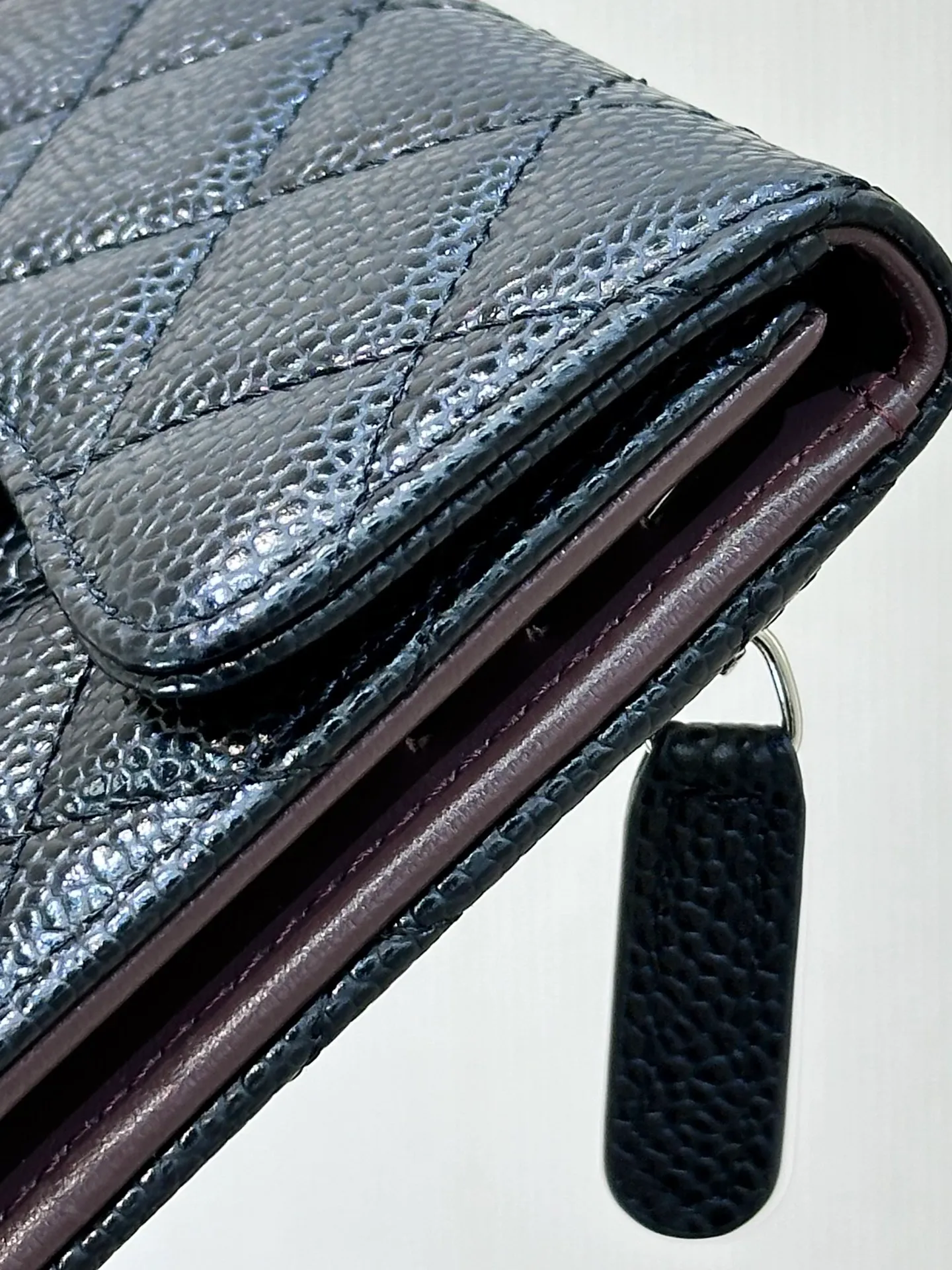 82288 Caviar cowhide is enlarged for you to see... The graininess is full and clear enough. The texture of each bag is different, and the same is true for the counters! ! The grainy texture is all the same size but not the right version. Every rhombus is bulging, and the seams are very neat! ! The color is greasy and has a luxurious texture...
