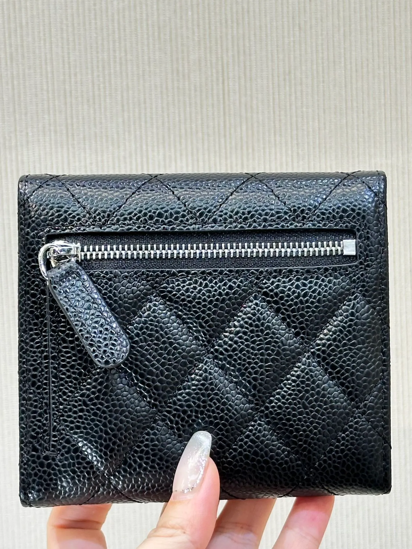 82288 Caviar cowhide is enlarged for you to see... The graininess is full and clear enough. The texture of each bag is different, and the same is true for the counters! ! The grainy texture is all the same size but not the right version. Every rhombus is bulging, and the seams are very neat! ! The color is greasy and has a luxurious texture...