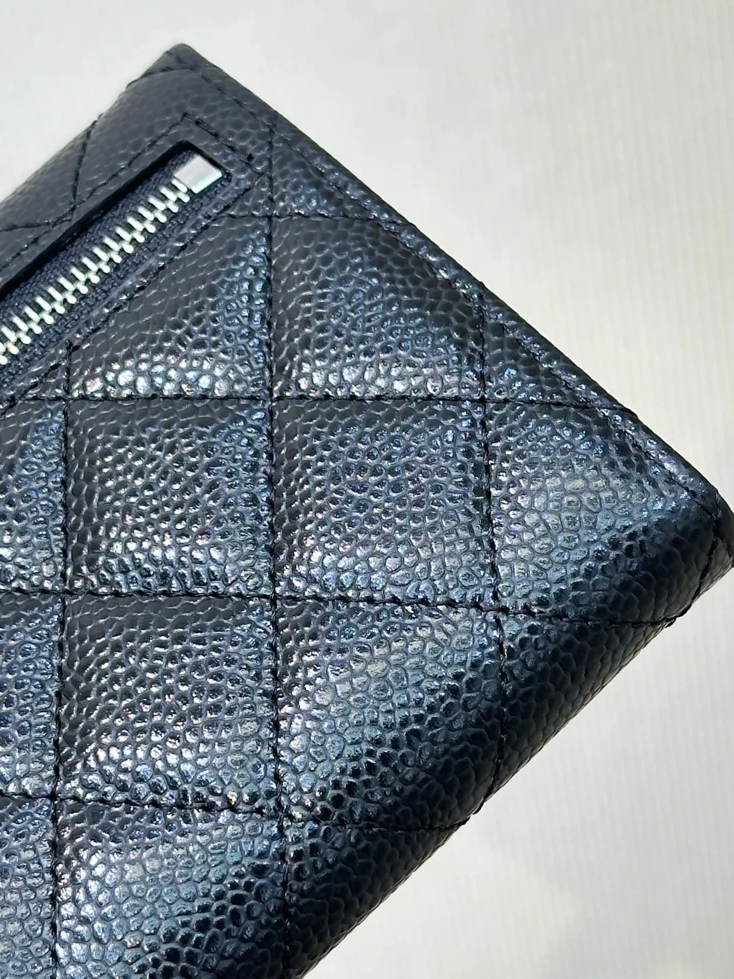 82288 Caviar cowhide is enlarged for you to see... The graininess is full and clear enough. The texture of each bag is different, and the same is true for the counters! ! The grainy texture is all the same size but not the right version. Every rhombus is bulging, and the seams are very neat! ! The color is greasy and has a luxurious texture...