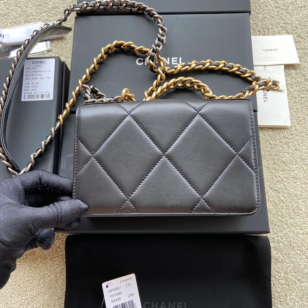 Xiaoxiang imported Italian leather Item number: 0957 Price: 900 Size: w19.5×h13.5×d3.5cm Color: black sheepskin gold hardware