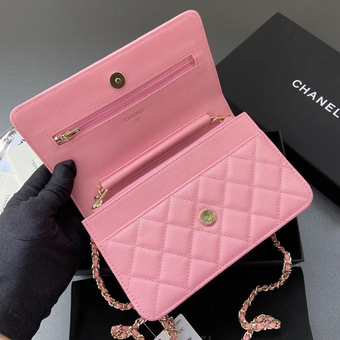 800💰Xiaoxiang imported Italian grained calfskin Item number: AP6360 Size: w20×h13×d3.5cm Color: Pink fine grained gold steel mark
