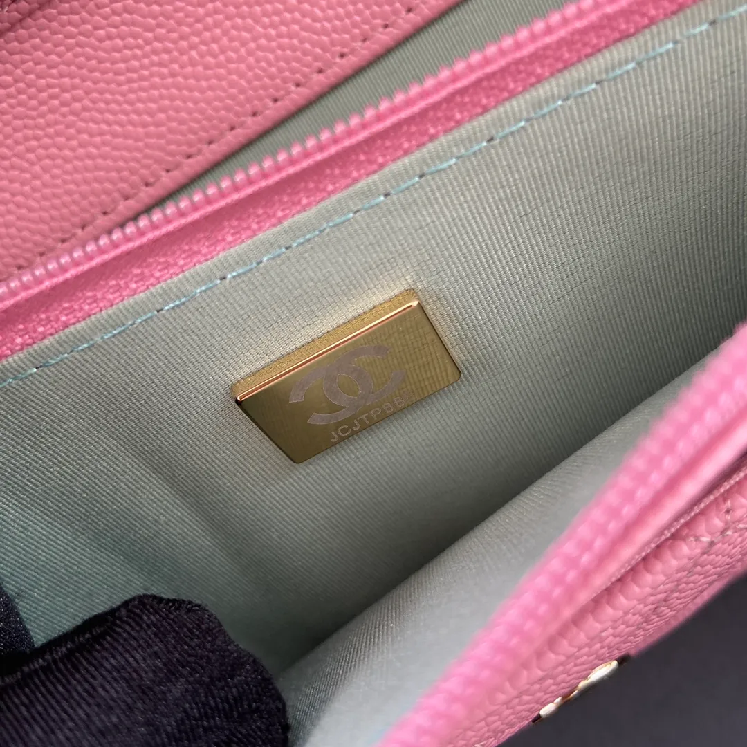 800💰Xiaoxiang imported Italian grained calfskin Item number: AP6360 Size: w20×h13×d3.5cm Color: Pink fine grained gold steel mark