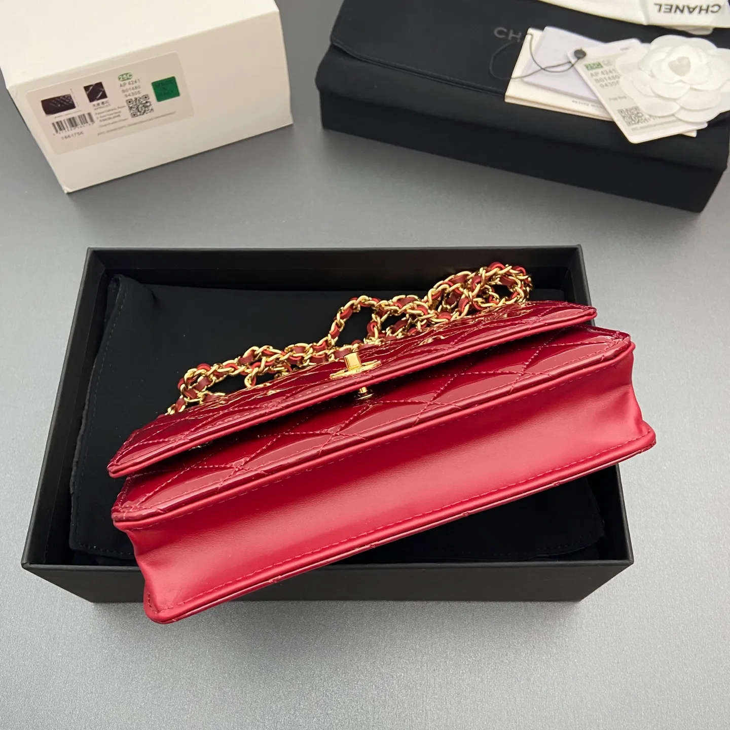 Xiaoxiang imported Italian caviar calfskin [upgraded version] Item number: A4241 Price: 700 Size: w20×h13×d3.5cm Color: Smooth leather wine red leather gold steel mark