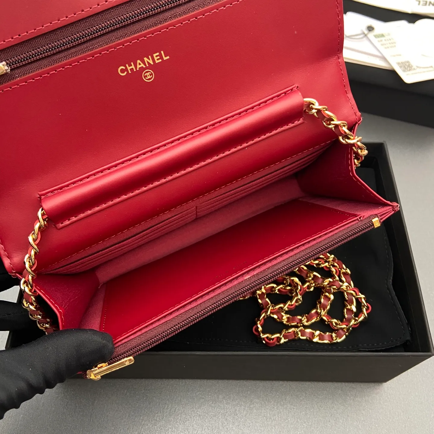 Xiaoxiang imported Italian caviar calfskin [upgraded version] Item number: A4241 Price: 700 Size: w20×h13×d3.5cm Color: Smooth leather wine red leather gold steel mark