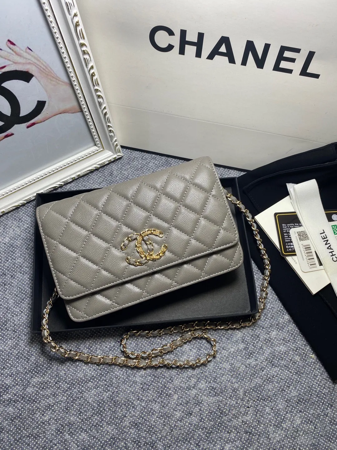 The hot model Chane AP3588 2020 new imported cowhide fine ball pattern woc loves it so much! At first glance, you can tell that the logo is larger than the classic model. Half of it is made of leather and half of it is made of gold chain. It is very delicate. Don’t worry about the capacity. It can fit everything. Size 19cm💰800