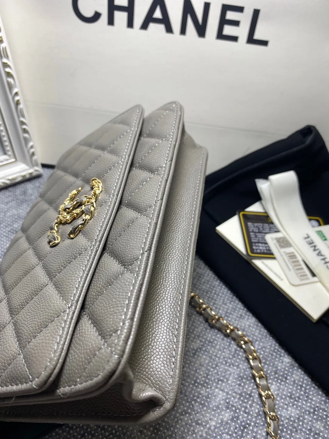 The hot model Chane AP3588 2020 new imported cowhide fine ball pattern woc loves it so much! At first glance, you can tell that the logo is larger than the classic model. Half of it is made of leather and half of it is made of gold chain. It is very delicate. Don’t worry about the capacity. It can fit everything. Size 19cm💰800