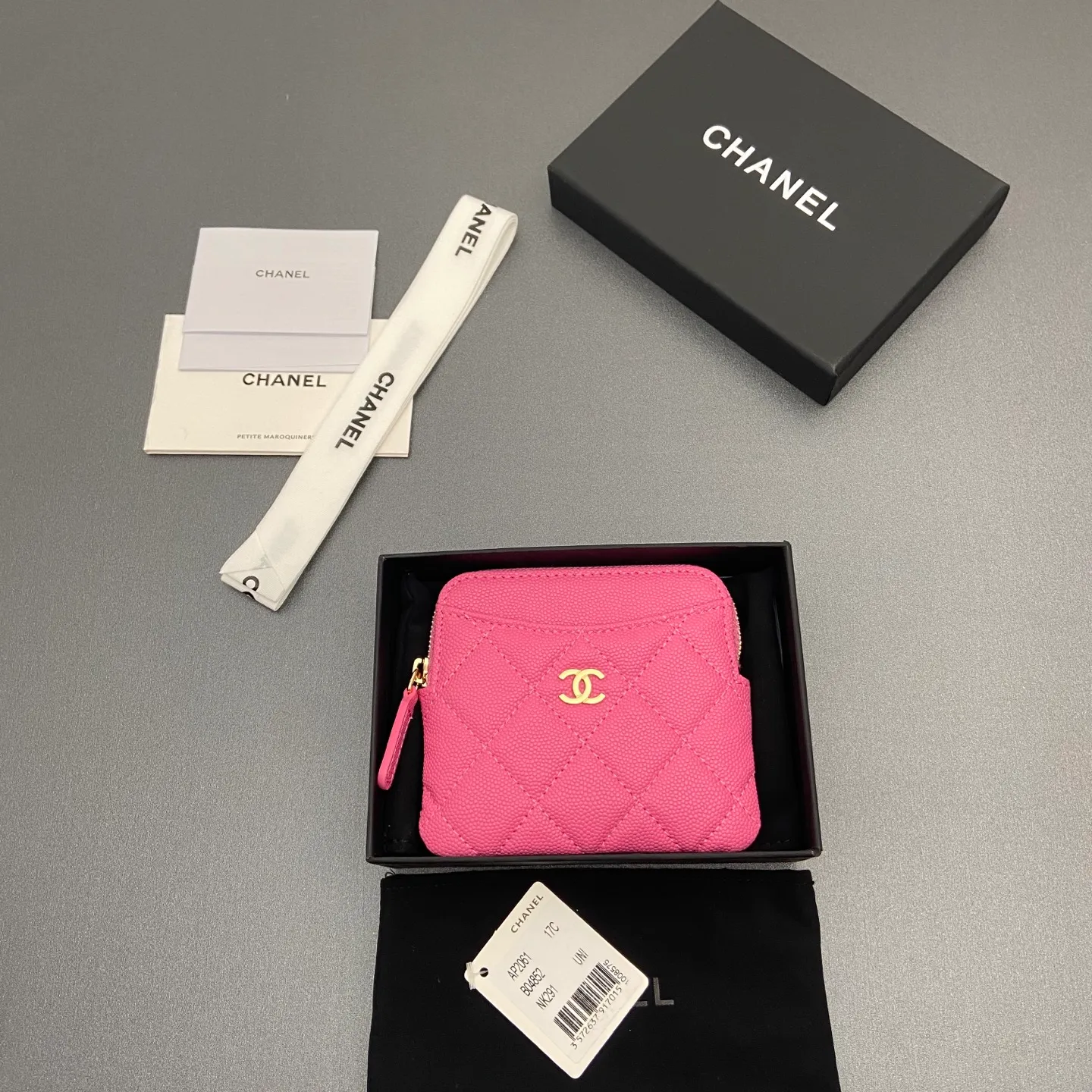 [Special grade hardware original leather] ¥380 Xiaoxiang small zipper bag card holder series Quilted card holder/wallet with iconic metal logo Gold tone metal hardware, special Italian imported leather 5 card slots, 1 small zipper bag No.: 2061 Plum red thin ball light gold hardware Size: w11.5×h10×d2cm