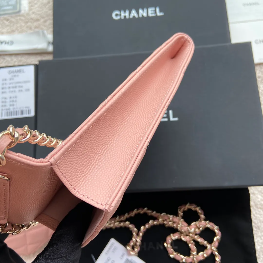 Xiaoxiang imported Italian grained cowhide Item number: AP5484 💰:860 Size: w10×h16.5×2cm Color: Pink fine ball pattern diamond-encrusted hardware Mother-to-daughter bag series
