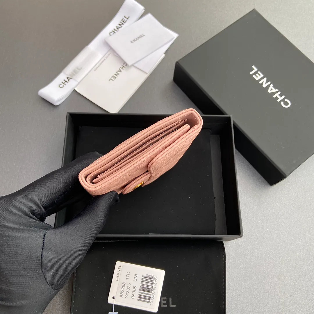 [Imported leather from Italy] ¥440 Special pink fine ball grain embossed leather Gold tone metal hardware 6 card slots 1 banknote compartment 1 coin zipper bag No.: 82288 Size: w10.5×h11.5×d3cm