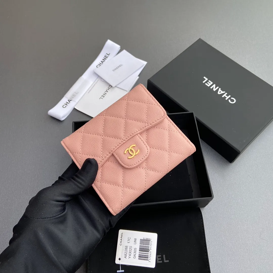 [Imported leather from Italy] ¥440 Special pink fine ball grain embossed leather Gold tone metal hardware 6 card slots 1 banknote compartment 1 coin zipper bag No.: 82288 Size: w10.5×h11.5×d3cm