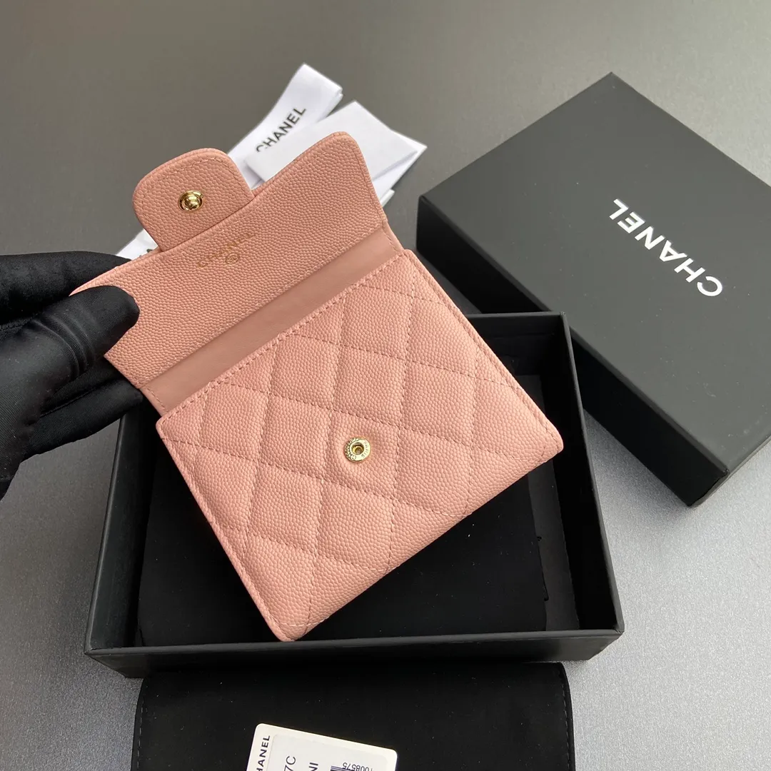 [Imported leather from Italy] ¥440 Special pink fine ball grain embossed leather Gold tone metal hardware 6 card slots 1 banknote compartment 1 coin zipper bag No.: 82288 Size: w10.5×h11.5×d3cm