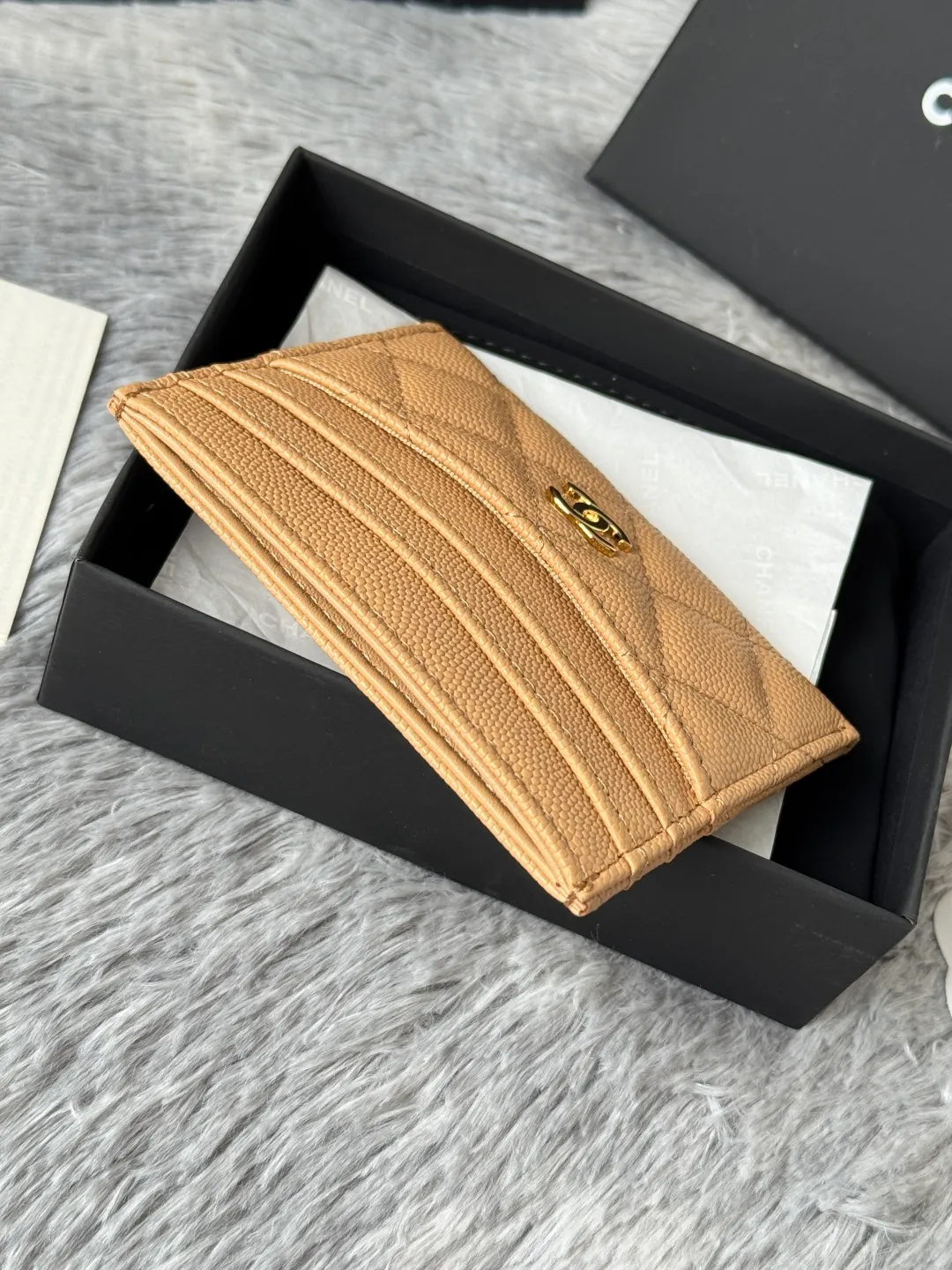 💰240💰 chanel 2025 new product card holder lambskin, seven card slots, can hold change, imported Italian lambskin + hardware logo, so beautiful, love it. The color is as shown in the picture, easy and fast storage, mini card holder No.: AP8944 Size: w11×h10cm
