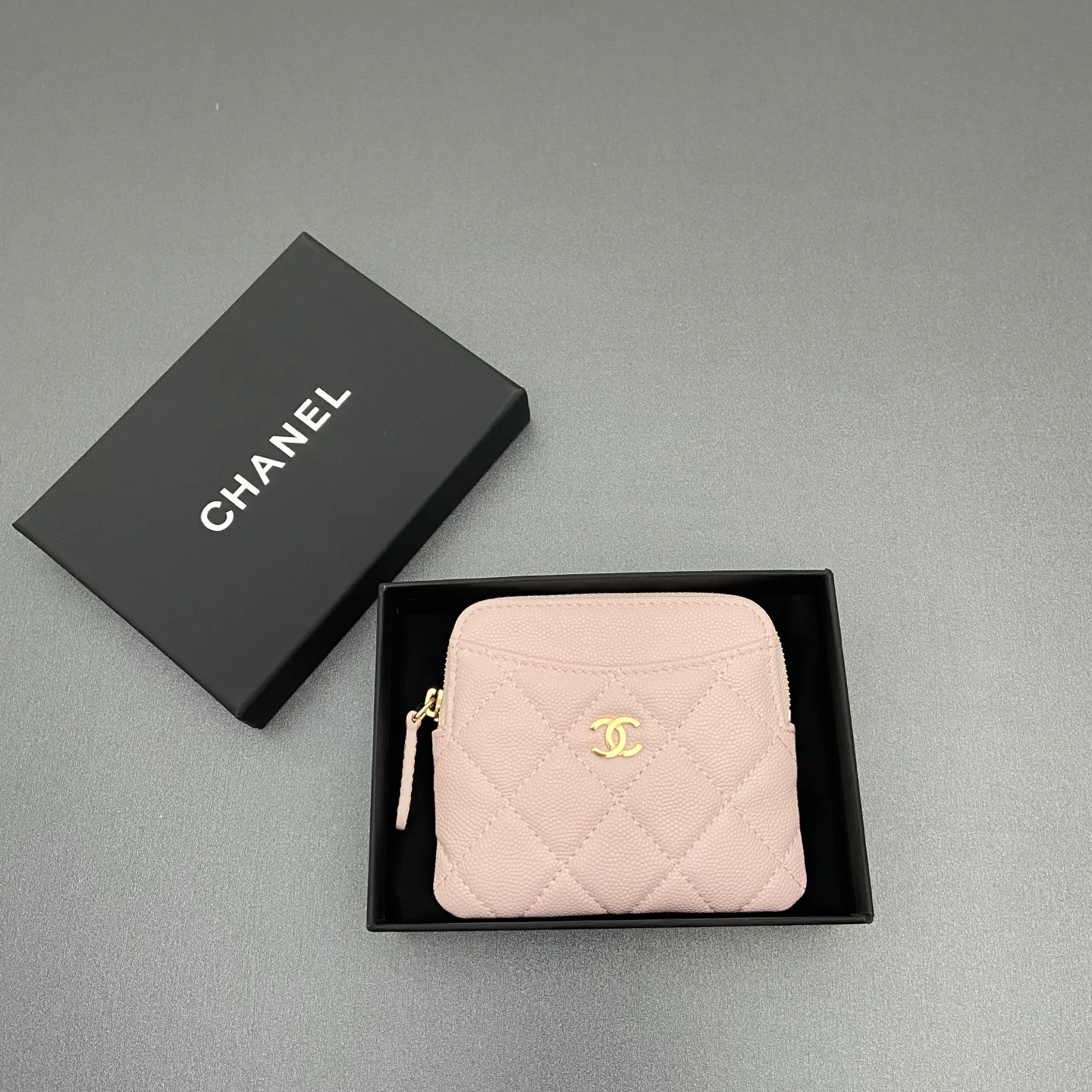 [Special grade hardware original leather] ¥380 Xiaoxiang small zipper bag card holder series Quilted card holder/wallet with iconic metal logo Gold tone metal hardware, special Italian imported leather 5 card slots, 1 small zipper bag No.: 2061 Size: w11.5×h10×d2cm