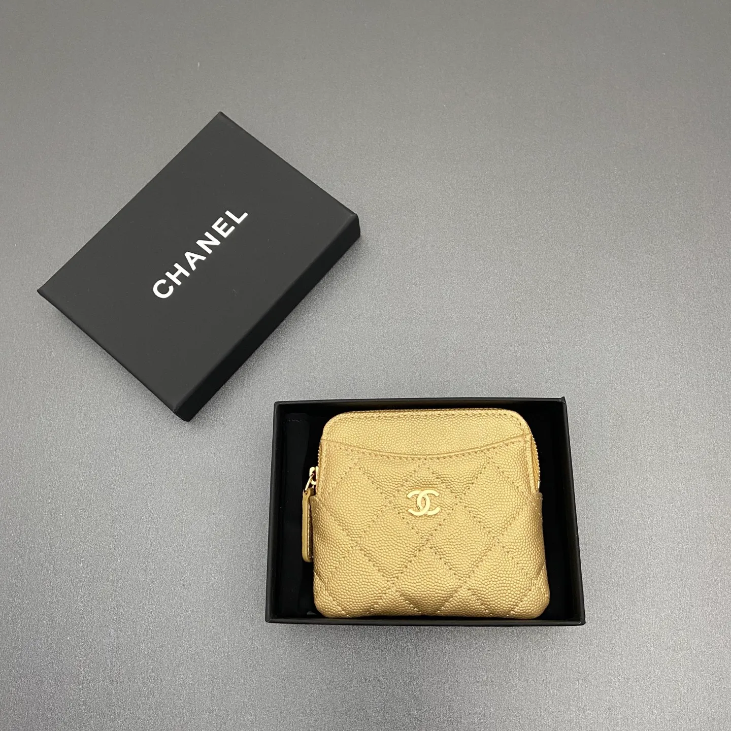 [Special grade hardware original leather] ¥380 Xiaoxiang small zipper bag card holder series Quilted card holder/wallet with iconic metal logo Gold tone metal hardware, special Italian imported leather 5 card slots, 1 small zipper bag No.: 2061 Size: w11.5×h10×d2cm