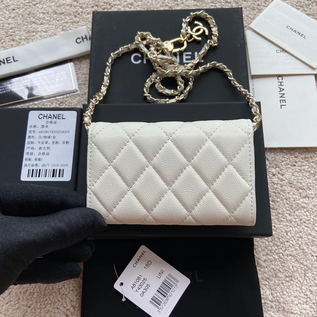 Xiaoxiang imported Italian grain cowhide Item number: A81081 (chain small card holder) 💰: 420 Size: w11×h7cm Color: white fine ball pattern gold steel mark hardware