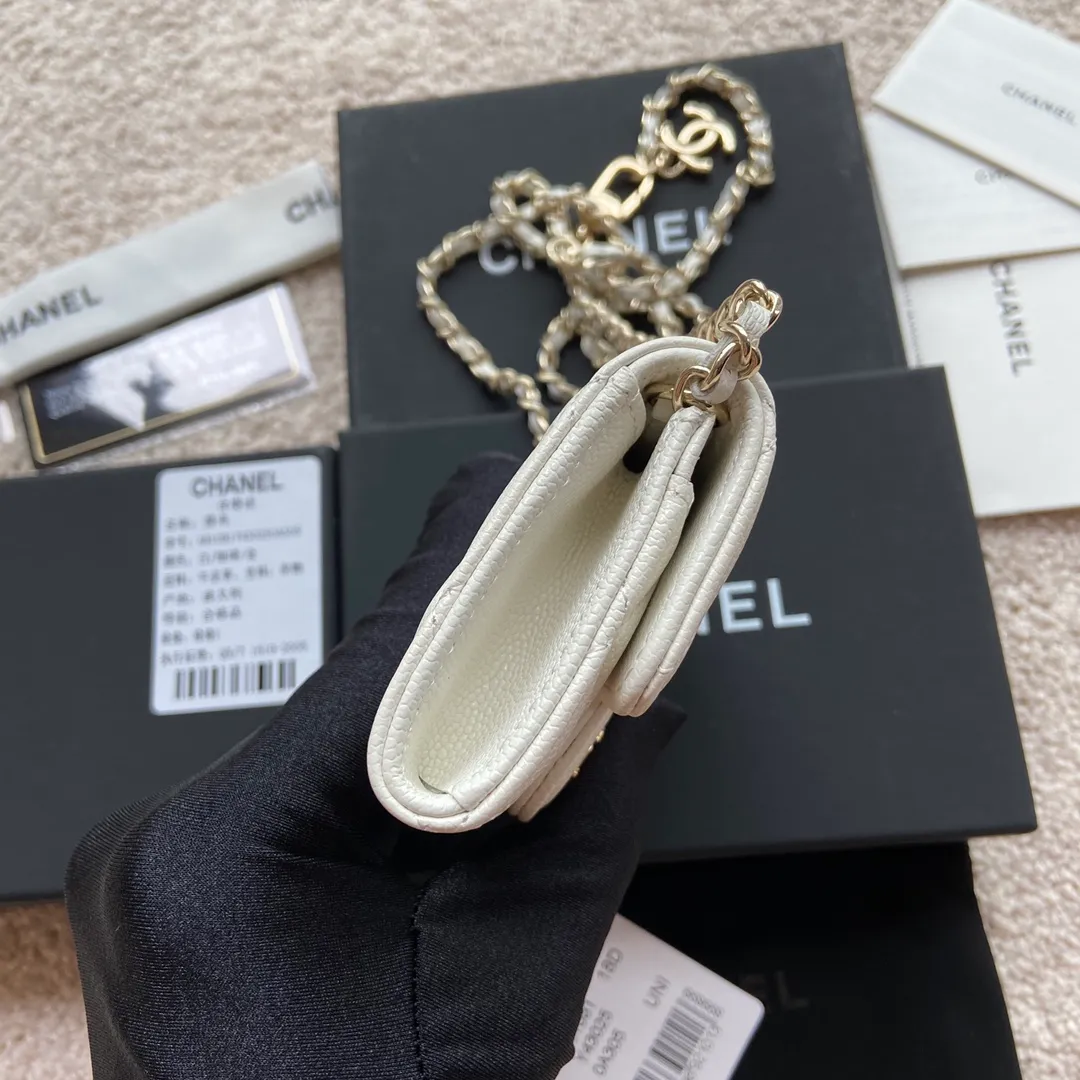 Xiaoxiang imported Italian grain cowhide Item number: A81081 (chain small card holder) 💰: 420 Size: w11×h7cm Color: white fine ball pattern gold steel mark hardware