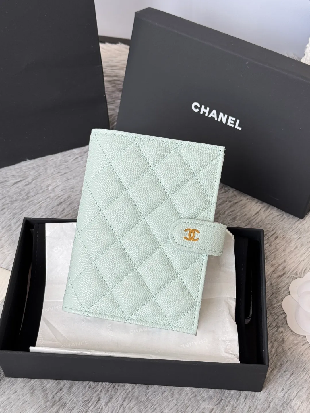 💰440💰4050 New product launched Passport wallet 2-in-1 passport holder that can hold cash, credit card and passport. CHANEL multifunctional passport holder, original quality, imported caviar, cowhide, color as shown in the picture, exclusive real shot, this design may also enter the classic series in the future. Style number: AP6392 Size: 15*10*3cm.