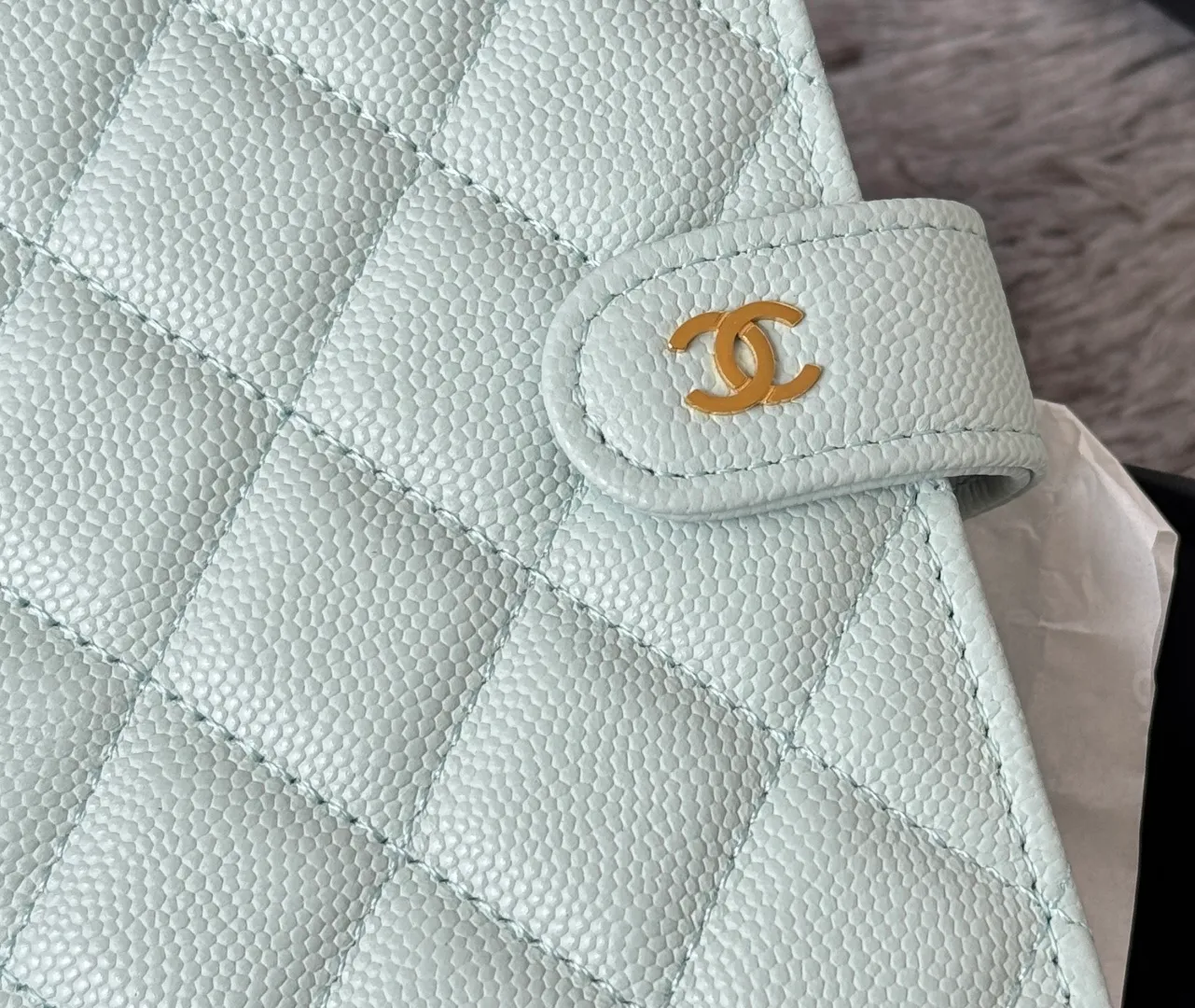 💰440💰4050 New product launched Passport wallet 2-in-1 passport holder that can hold cash, credit card and passport. CHANEL multifunctional passport holder, original quality, imported caviar, cowhide, color as shown in the picture, exclusive real shot, this design may also enter the classic series in the future. Style number: AP6392 Size: 15*10*3cm.