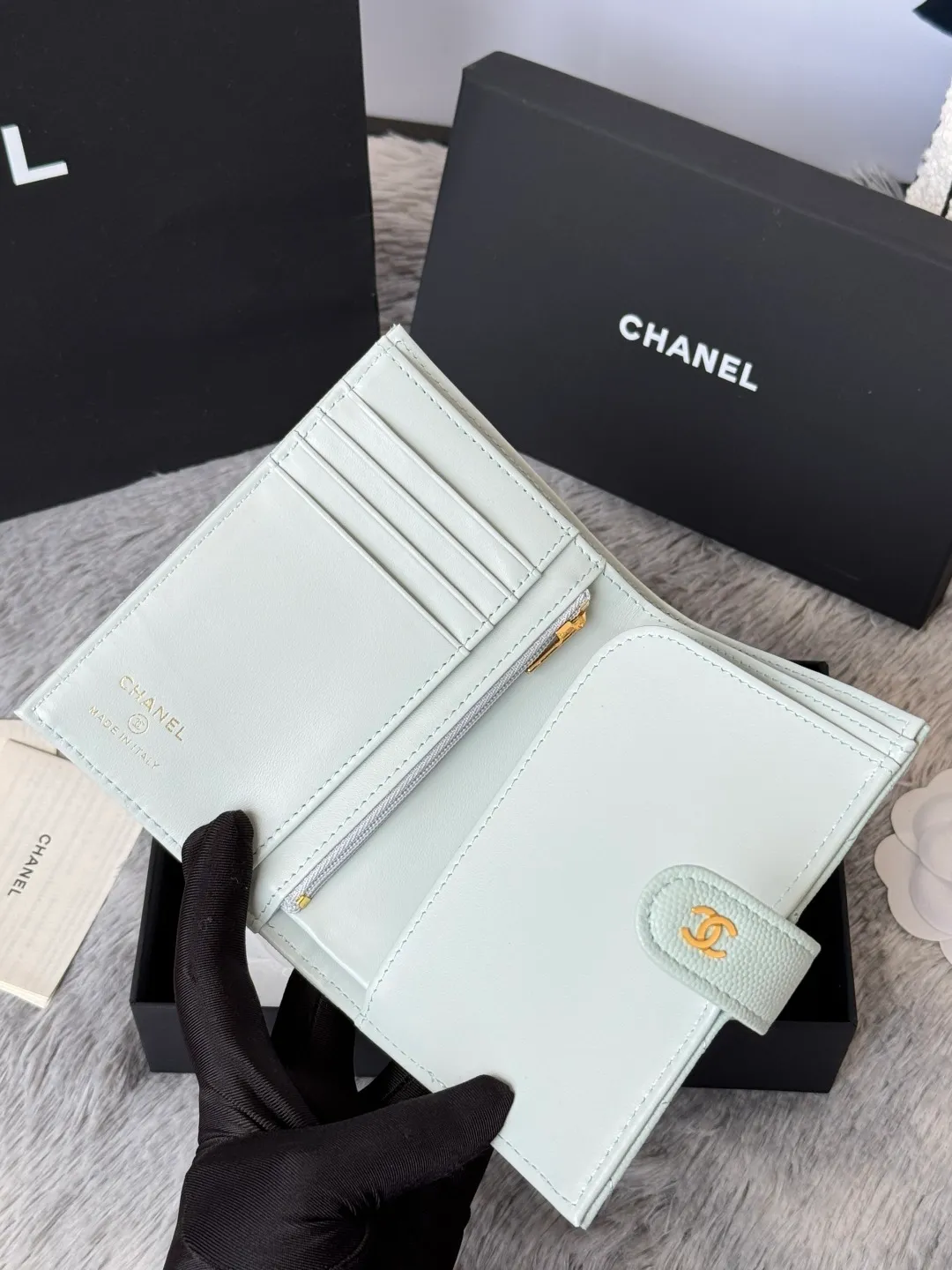 💰440💰4050 New product launched Passport wallet 2-in-1 passport holder that can hold cash, credit card and passport. CHANEL multifunctional passport holder, original quality, imported caviar, cowhide, color as shown in the picture, exclusive real shot, this design may also enter the classic series in the future. Style number: AP6392 Size: 15*10*3cm.