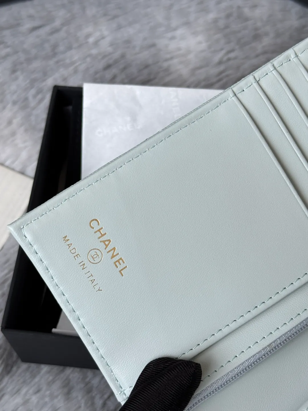 💰440💰4050 New product launched Passport wallet 2-in-1 passport holder that can hold cash, credit card and passport. CHANEL multifunctional passport holder, original quality, imported caviar, cowhide, color as shown in the picture, exclusive real shot, this design may also enter the classic series in the future. Style number: AP6392 Size: 15*10*3cm.