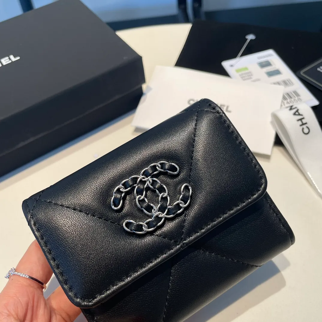 💰520😊 Upgraded version💋🆕 Ohanel new color🆕The latest short tri-fold wallet Mini wallet WoW is only 1⃣0⃣Cm, 1⃣cm smaller than the previous short clip, only has 2⃣ card slots, but has an extra change compartment 💞The texture of goat leather is unbeatable 😼The main 19 series this season is a big rhombus with a strong retro style 👝 9⃣ colors, everyone wants to buy each color 🧸 The logo is eye-catching and unique, the goatskin has a light luster, and the temperament is instantly upupup❣The fashionable style and style are also karl and viard Co-created, the first series launched by the new artistic director will be a key recommendation of the brand from this year to next year, conveying the essence of the brand and equipped with a full set of packaging 0956🍃size: 10*11cm