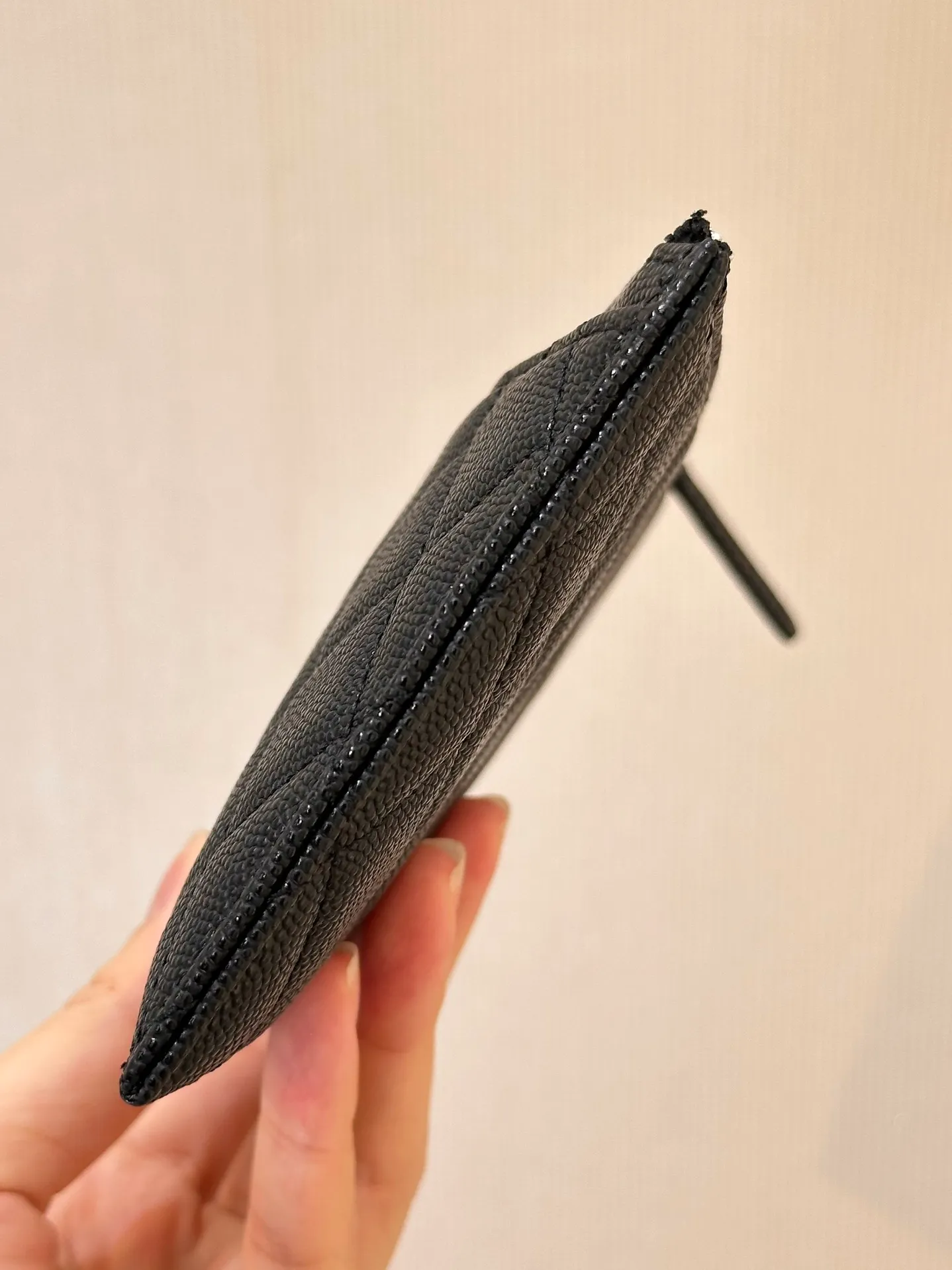 84107 Black Silver Bull! 380💰 The reason why many people choose this small fragrant bill holder is that it is classic enough. With the discovery of mobile payment, large wallets have become impractical. A bill holder that is not tight can relive the classics and meet daily needs. It can be placed properly when carrying a small bag, and there is no need to worry about scratches or wear!