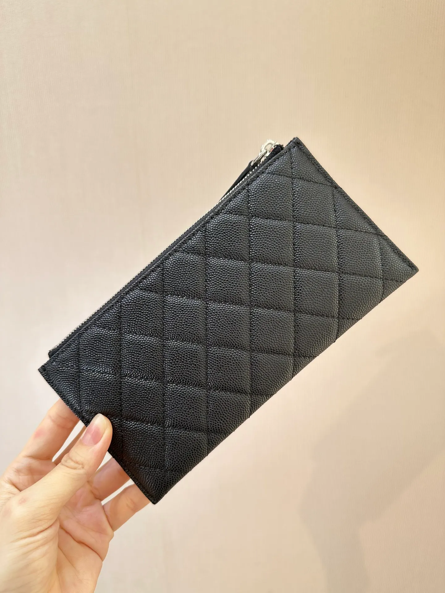 84107 Black Silver Bull! 380💰 The reason why many people choose this small fragrant bill holder is that it is classic enough. With the discovery of mobile payment, large wallets have become impractical. A bill holder that is not tight can relive the classics and meet daily needs. It can be placed properly when carrying a small bag, and there is no need to worry about scratches or wear!