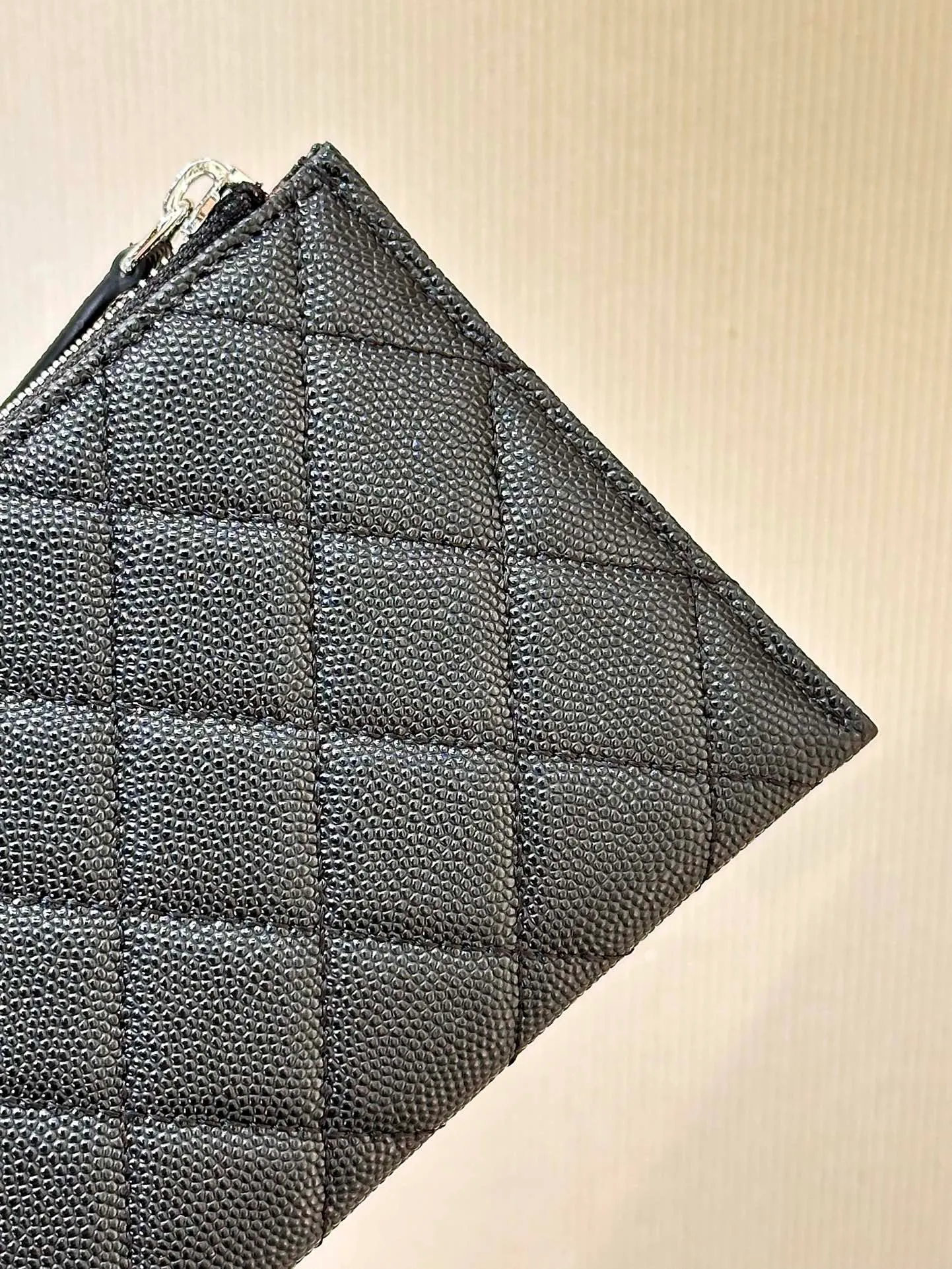 84107 Black Silver Bull! 380💰 The reason why many people choose this small fragrant bill holder is that it is classic enough. With the discovery of mobile payment, large wallets have become impractical. A bill holder that is not tight can relive the classics and meet daily needs. It can be placed properly when carrying a small bag, and there is no need to worry about scratches or wear!