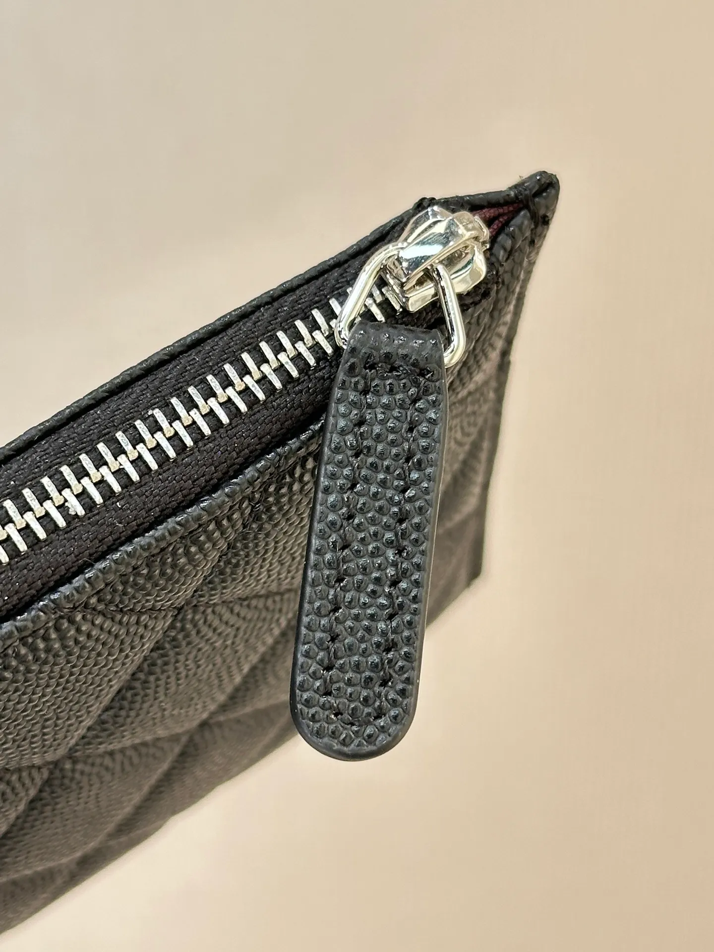 84107 Black Silver Bull! 380💰 The reason why many people choose this small fragrant bill holder is that it is classic enough. With the discovery of mobile payment, large wallets have become impractical. A bill holder that is not tight can relive the classics and meet daily needs. It can be placed properly when carrying a small bag, and there is no need to worry about scratches or wear!