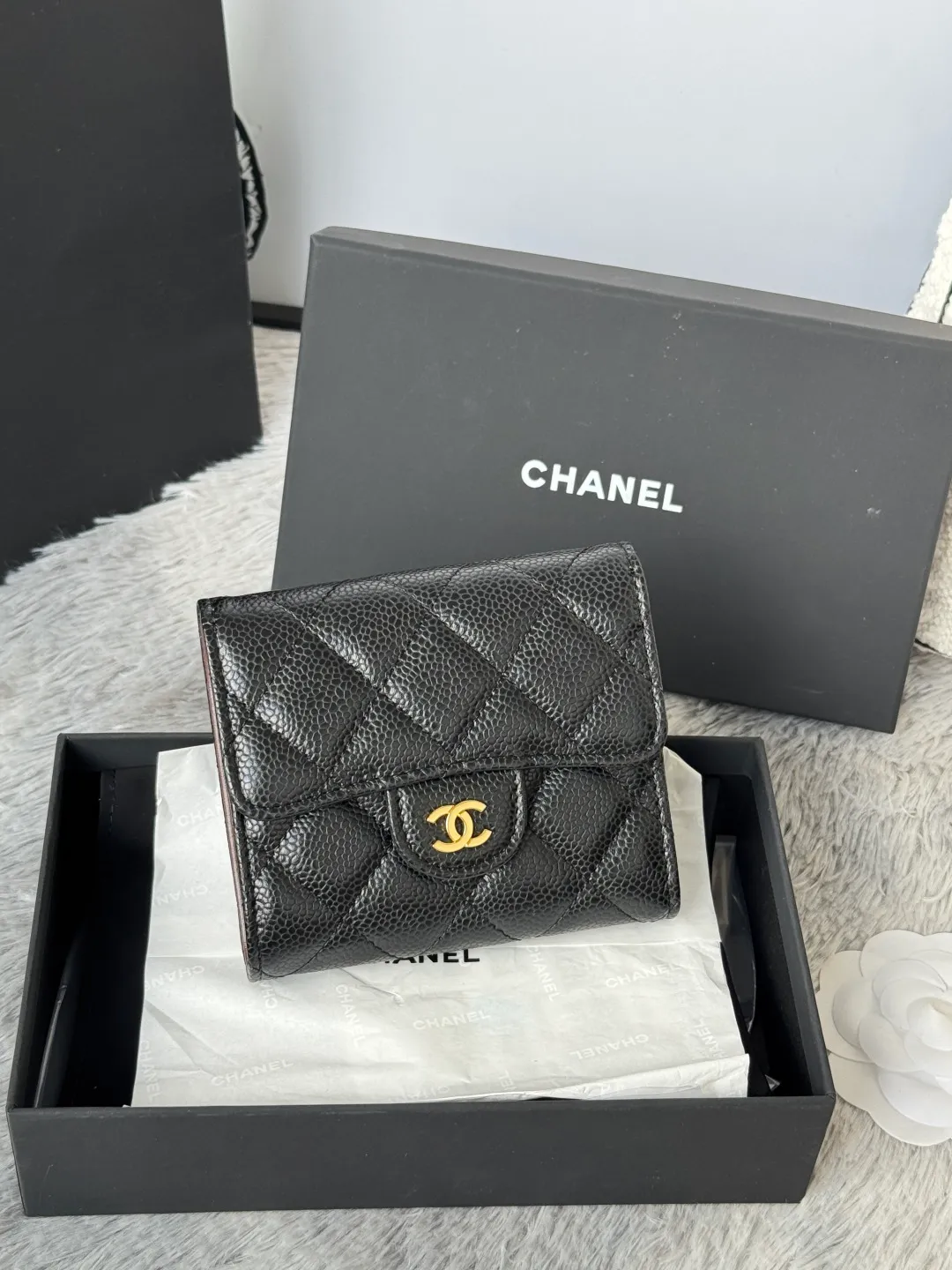 💰440💰 Cowhide ball grained cowhide CF short tri-fold wallet is now available! Chanel Grandma Xiang has 6 card slots, and there is a coin purse at the back, so you can put 2,000 Mao Zedong without any trouble at all! Delicate leather and gold hardware! Full of fashion sense, very fashionable, can be held in hand, can be put in the bag, very good for storage. Style number: 82288, size 10.5*11.5*3cm, color as shown in the picture, exclusive real shot