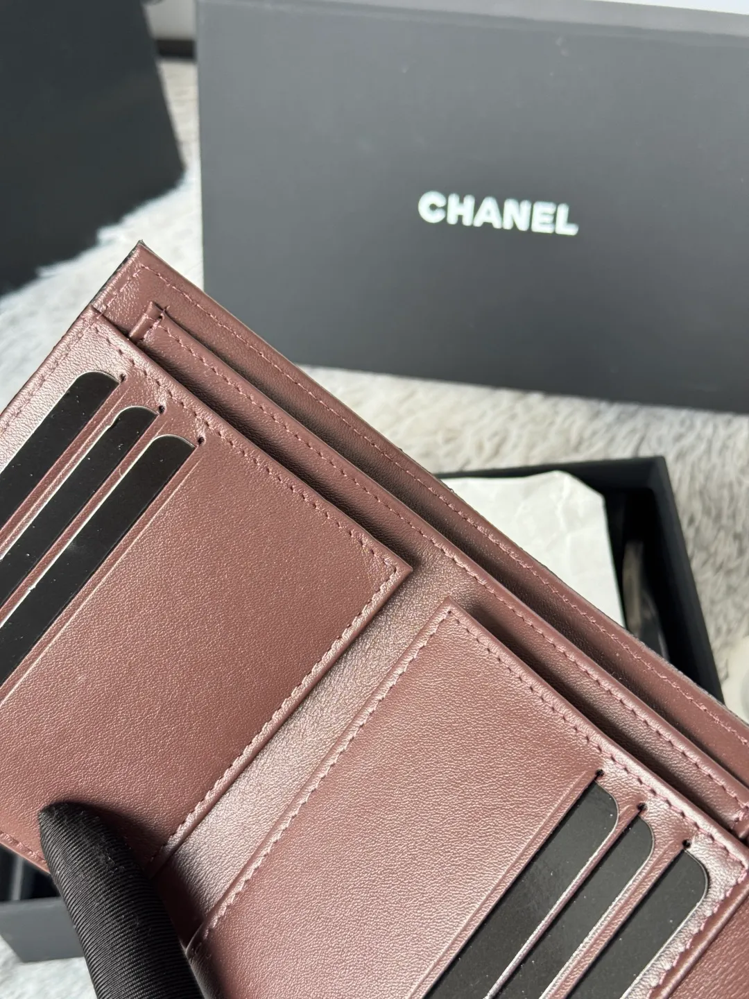 💰440💰 Cowhide ball grained cowhide CF short tri-fold wallet is now available! Chanel Grandma Xiang has 6 card slots, and there is a coin purse at the back, so you can put 2,000 Mao Zedong without any trouble at all! Delicate leather and gold hardware! Full of fashion sense, very fashionable, can be held in hand, can be put in the bag, very good for storage. Style number: 82288, size 10.5*11.5*3cm, color as shown in the picture, exclusive real shot