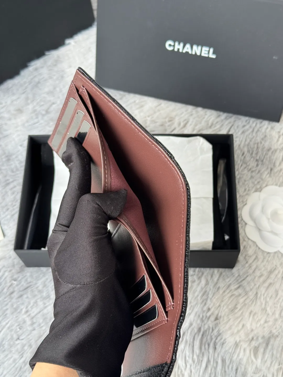 💰440💰 Cowhide ball grained cowhide CF short tri-fold wallet is now available! Chanel Grandma Xiang has 6 card slots, and there is a coin purse at the back, so you can put 2,000 Mao Zedong without any trouble at all! Delicate leather and gold hardware! Full of fashion sense, very fashionable, can be held in hand, can be put in the bag, very good for storage. Style number: 82288, size 10.5*11.5*3cm, color as shown in the picture, exclusive real shot
