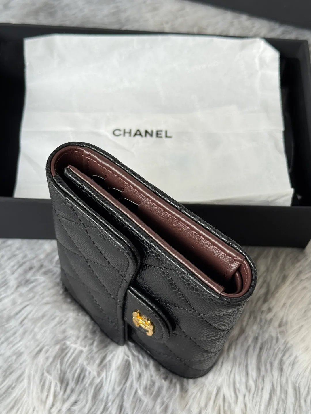 💰440💰 Cowhide ball grained cowhide CF short tri-fold wallet is now available! Chanel Grandma Xiang has 6 card slots, and there is a coin purse at the back, so you can put 2,000 Mao Zedong without any trouble at all! Delicate leather and gold hardware! Full of fashion sense, very fashionable, can be held in hand, can be put in the bag, very good for storage. Style number: 82288, size 10.5*11.5*3cm, color as shown in the picture, exclusive real shot