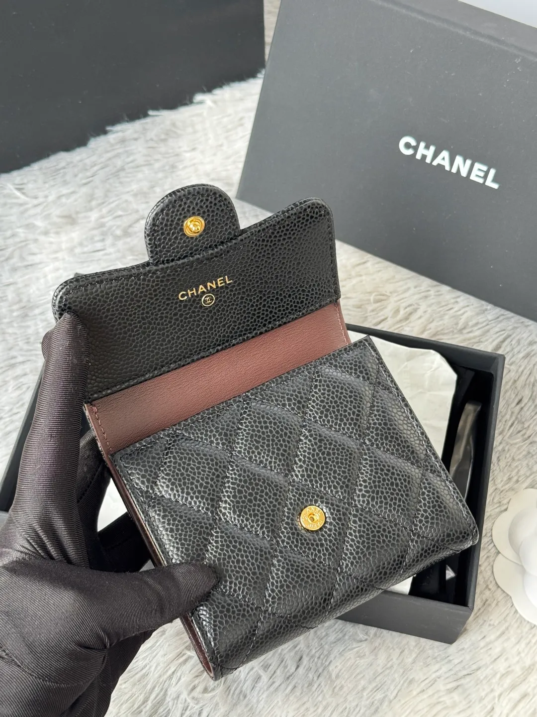 💰440💰 Cowhide ball grained cowhide CF short tri-fold wallet is now available! Chanel Grandma Xiang has 6 card slots, and there is a coin purse at the back, so you can put 2,000 Mao Zedong without any trouble at all! Delicate leather and gold hardware! Full of fashion sense, very fashionable, can be held in hand, can be put in the bag, very good for storage. Style number: 82288, size 10.5*11.5*3cm, color as shown in the picture, exclusive real shot