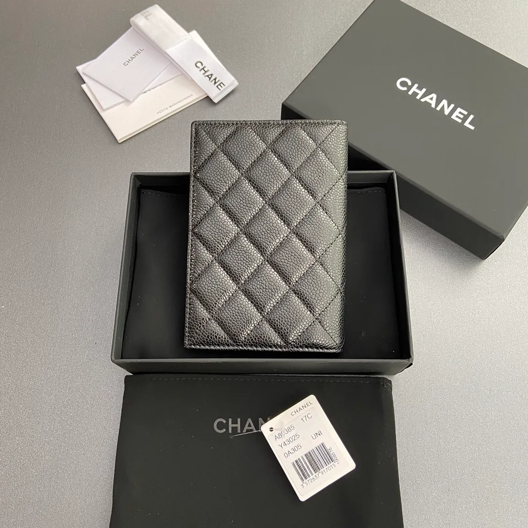 [Special grade hardware original leather] ¥300 fragrant passport holder series Quilted card holder with iconic metal logo Gold tone metal hardware, special Italian imported leather 4 card slots, 1 passport holder Number: 80385 Size: w10×h15×d2cm