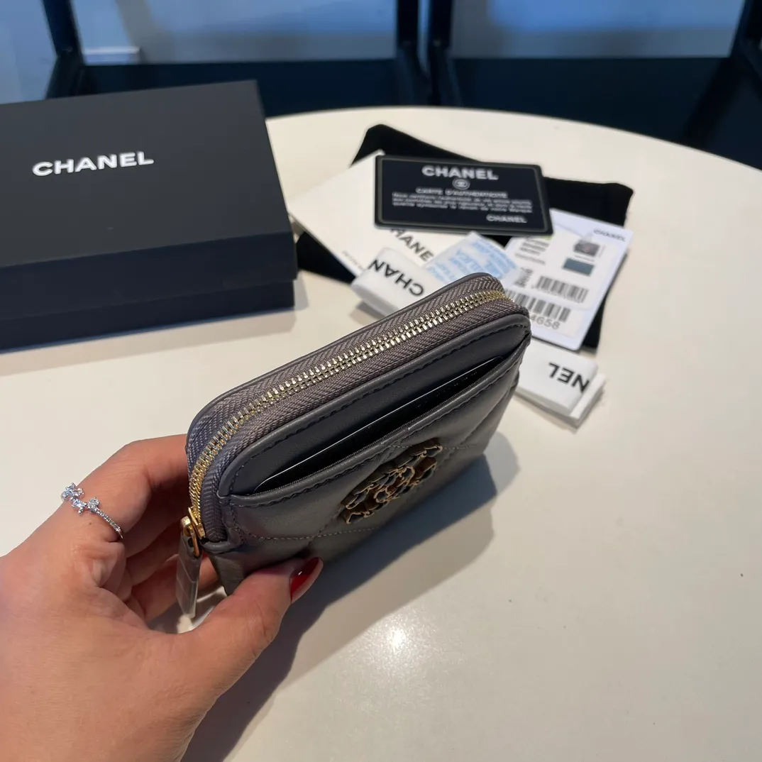 💰440😊Upgraded version💋🆕Ohanel new color🆕The latest zipper card holder coin purse with multiple card slots. The texture of goatskin is unparalleled. 😼The 19 series that is mainly recommended this season is a big rhombus with a strong retro style. Is there anyone who wants to buy every color?🧸 The logo is eye-catching and unique, the goatskin has a faint luster, and the temperament instantly ups and downs❣The fashionable style and style are also co-created by Karl and Viard. The first series launched by the new artistic director will be a key recommendation of the brand from this year to next year, conveying the essence of the brand, with a full set of packaging 2086🍃size: 12*9.5cm
