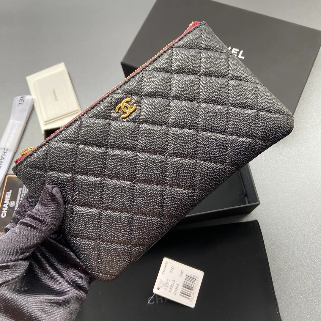 400💰Xiaoxiang imported Italian grained calfskin Item number: A1071 Size: w20×h12×d1.5 Color: black fine ball grain leather gold steel mark