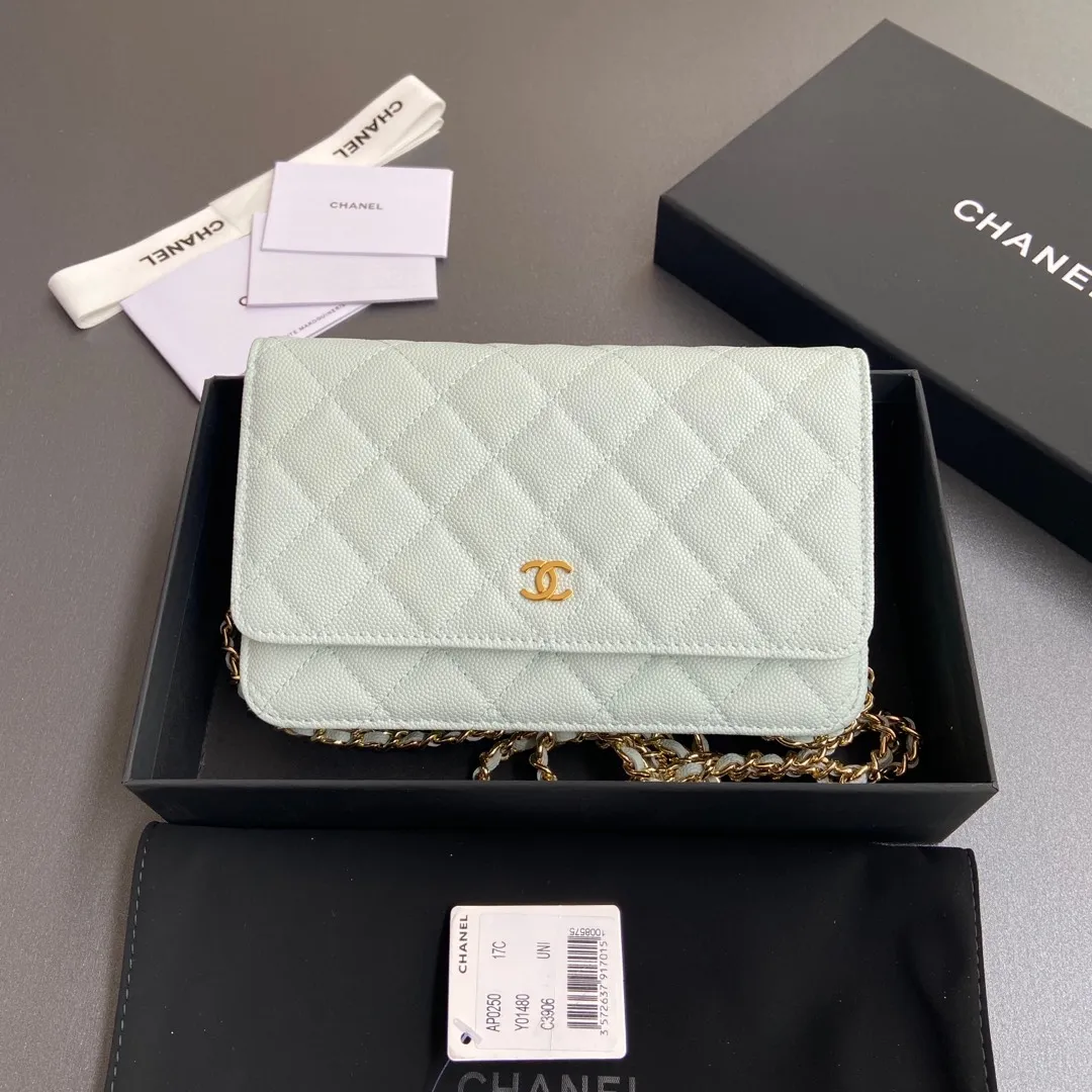 Xiaoxiang imported Italian grained calfskin Item No.: A0250 Price: 640 Size: w20×h13×d3.5cm Color: Light blue fine ball pattern gold steel mark