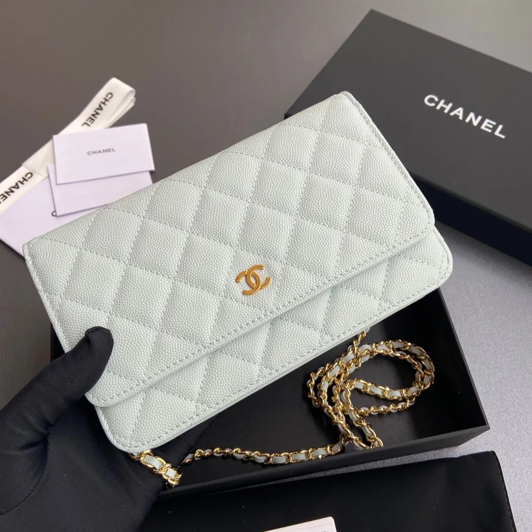 Xiaoxiang imported Italian grained calfskin Item No.: A0250 Price: 640 Size: w20×h13×d3.5cm Color: Light blue fine ball pattern gold steel mark