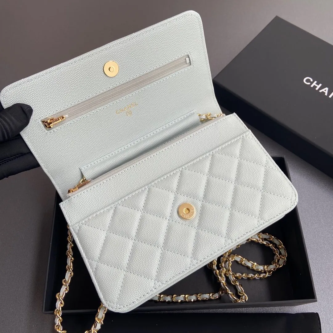 Xiaoxiang imported Italian grained calfskin Item No.: A0250 Price: 640 Size: w20×h13×d3.5cm Color: Light blue fine ball pattern gold steel mark