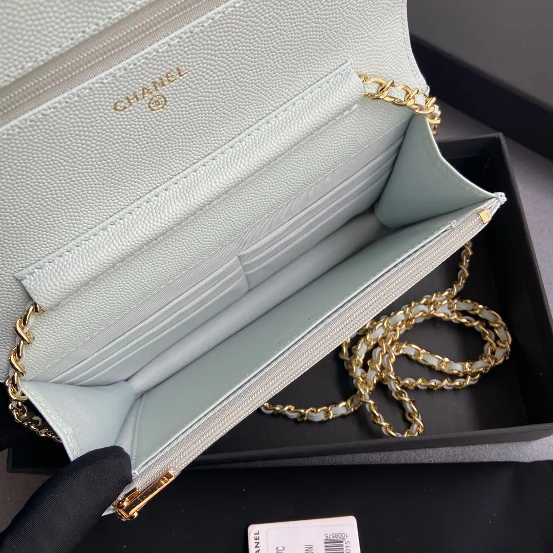 Xiaoxiang imported Italian grained calfskin Item No.: A0250 Price: 640 Size: w20×h13×d3.5cm Color: Light blue fine ball pattern gold steel mark