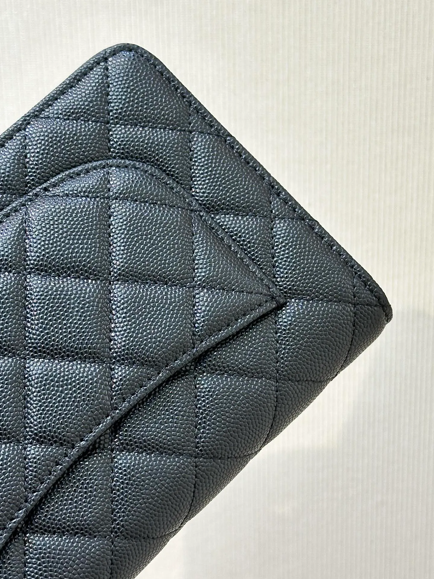 The body of the 3839 bag is made of caviar calfskin. It has a very good gloss under natural light. The leather and feel cannot be expressed in words. You can feel the perfect texture of a good thing through the screen. The rhombus is full but not too convex. The fullness is natural. It is difficult to grasp this degree. Most of the products in the market are made too full.
