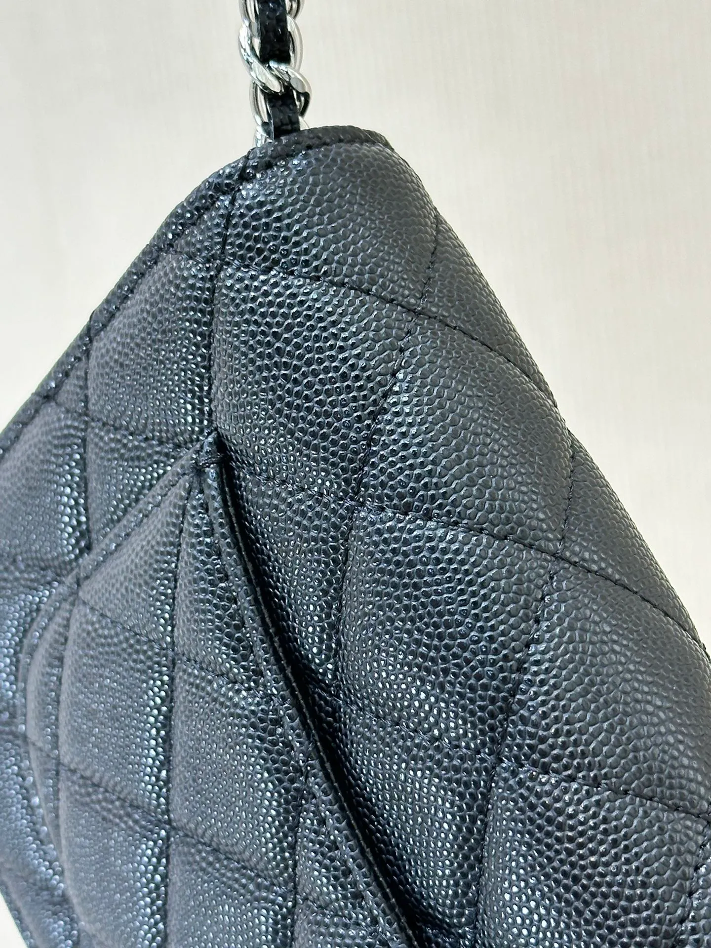 The body of the 3839 bag is made of caviar calfskin. It has a very good gloss under natural light. The leather and feel cannot be expressed in words. You can feel the perfect texture of a good thing through the screen. The rhombus is full but not too convex. The fullness is natural. It is difficult to grasp this degree. Most of the products in the market are made too full.