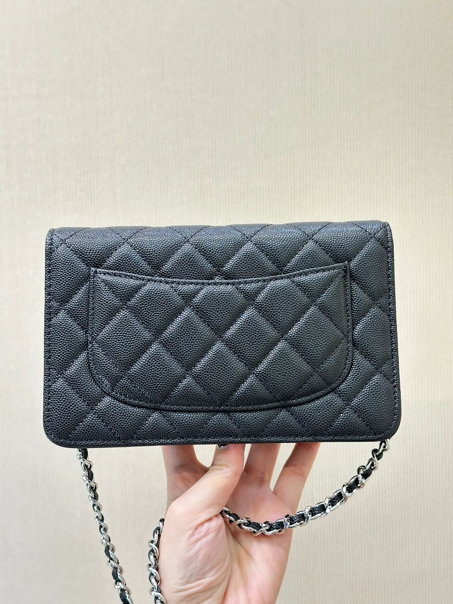 The body of the 3839 bag is made of caviar calfskin. It has a very good gloss under natural light. The leather and feel cannot be expressed in words. You can feel the perfect texture of a good thing through the screen. The rhombus is full but not too convex. The fullness is natural. It is difficult to grasp this degree. Most of the products in the market are made too full.